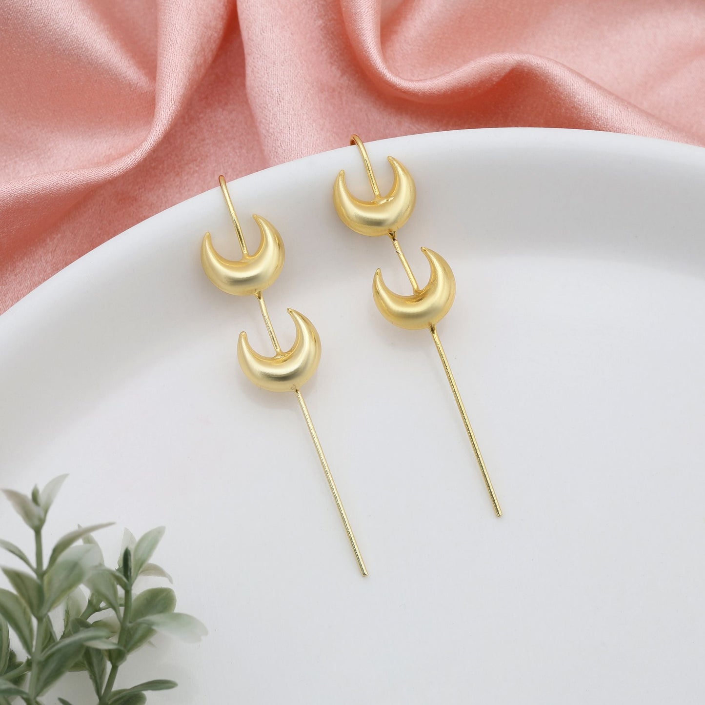 Goldfarbener Earcuff, kreiert um ethnische Ensembles mit raffinierten und anmutigen Details aufzuwerten