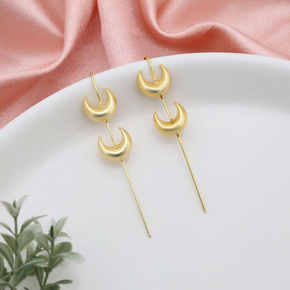 Goldfarbener Earcuff, kreiert um ethnische Ensembles mit raffinierten und anmutigen Details aufzuwerten