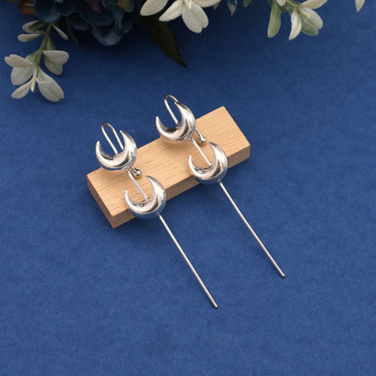 Silberfarbenes Earcuff, das elegante, zeitgenössische Ästhetik mit subtiler ethnischer Inspiration vereint