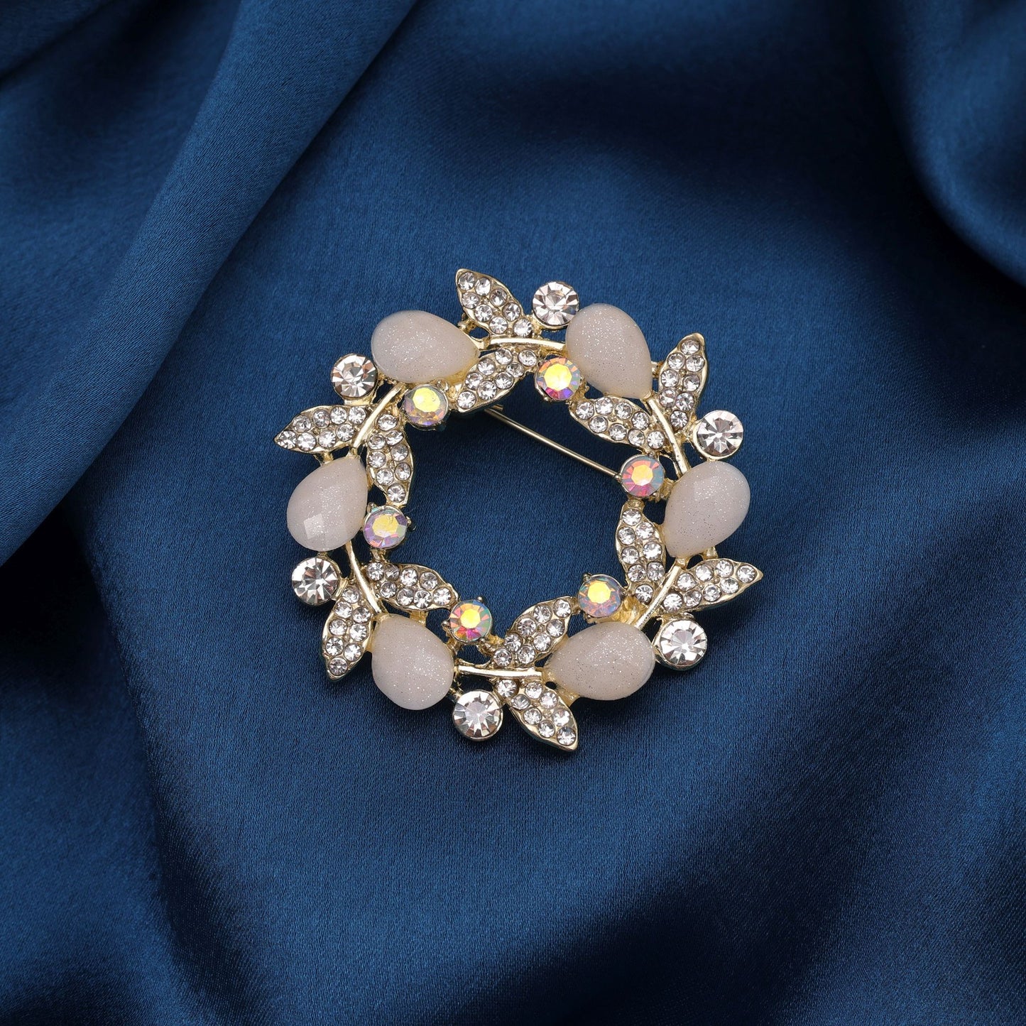 White Color Leaf Design Brooch Featuring Charming Design with Elegant Decorative Finish