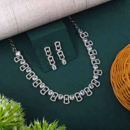 Silberfarbenes Halskettenset mit amerikanischen Diamanten und anmutigen minimalistischen Details