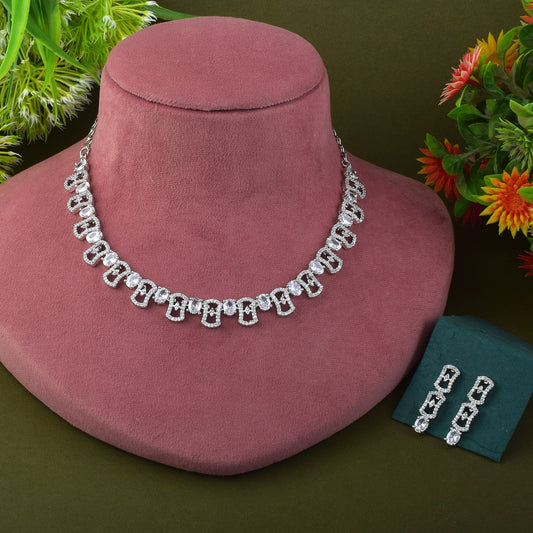 Silberfarbenes Halskettenset mit amerikanischen Diamanten und anmutigen minimalistischen Details