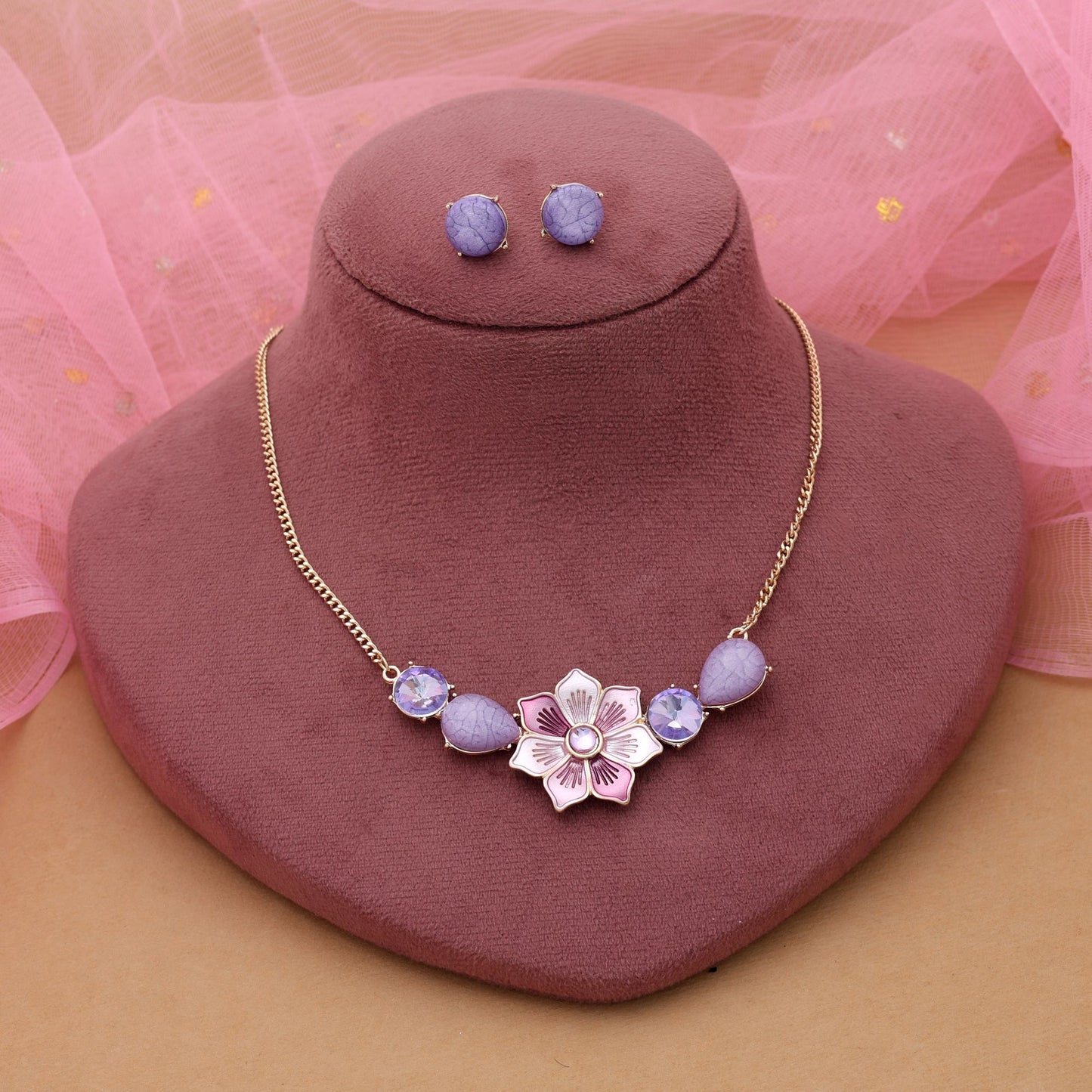 Lila Blüten-Design Anlaufgeschütztes Halsketten-Set mit königlich inspiriertem Design-Touch