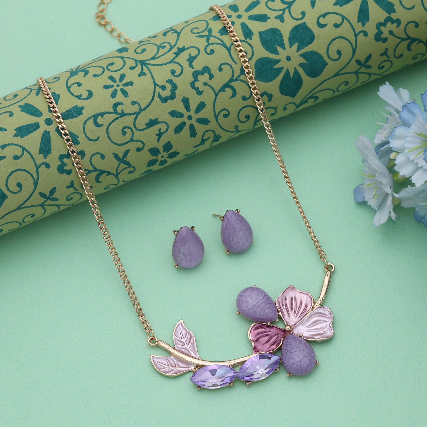 Lila Blumenmuster Anlaufgeschütztes Halsketten-Set mit elegantem Abendlook