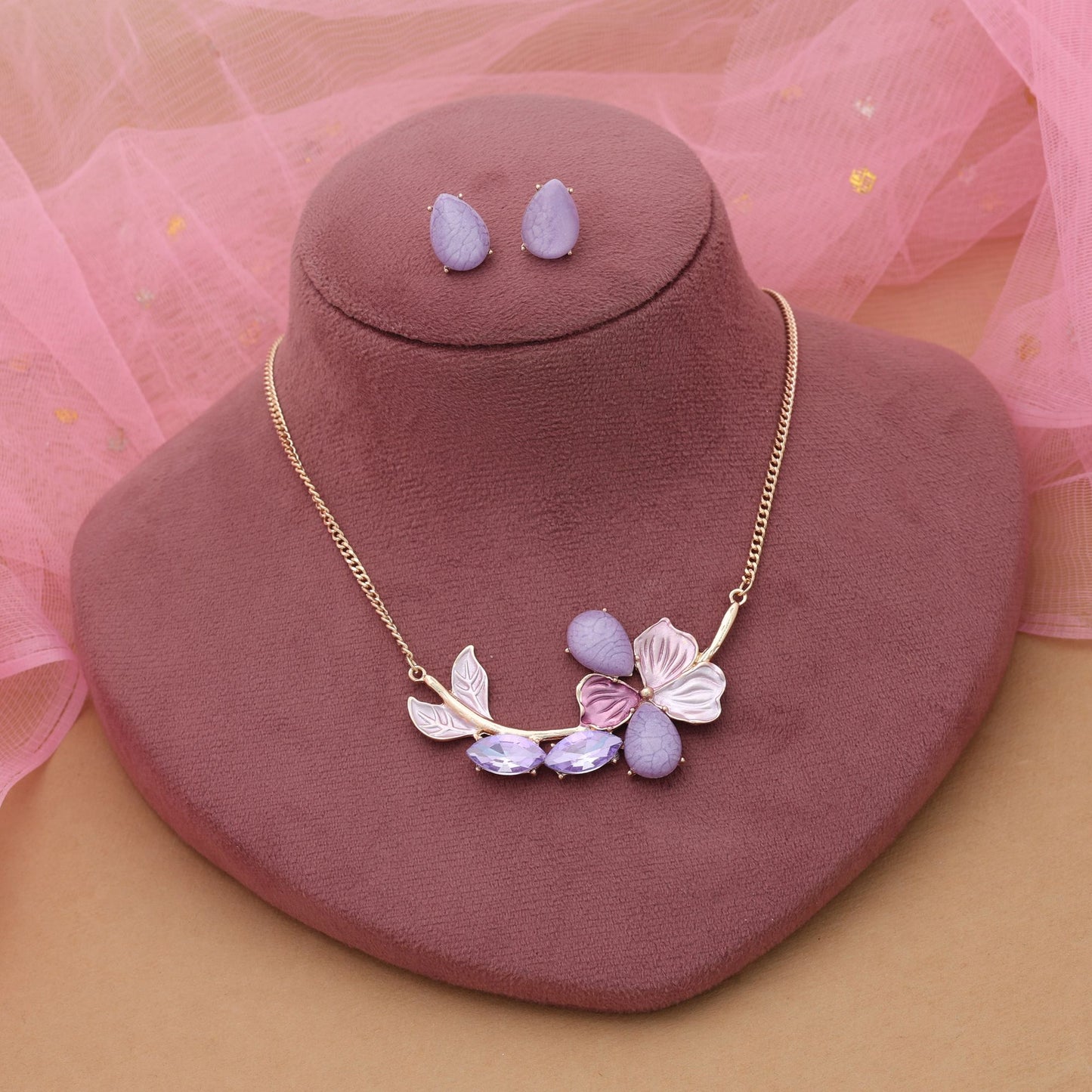 Lila Blumenmuster Anlaufgeschütztes Halsketten-Set mit elegantem Abendlook