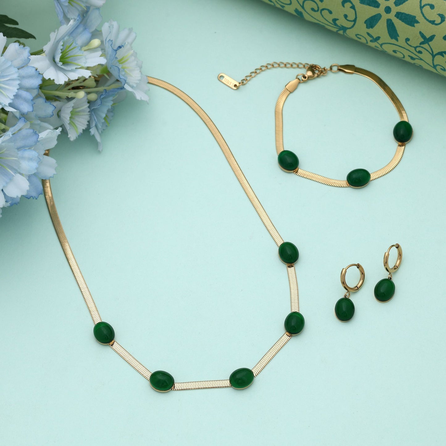 Grünes, anlaufbeständiges Halsketten-Set mit stilvollem, zeitgenössischem Schmuck-Flair