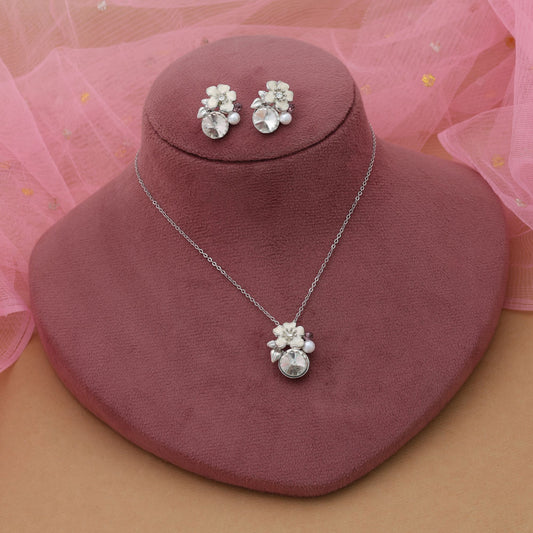Silberfarbenes, anlaufgeschütztes Halsketten-Set mit modernem, minimalistischem und elegantem Schmuck-Finish