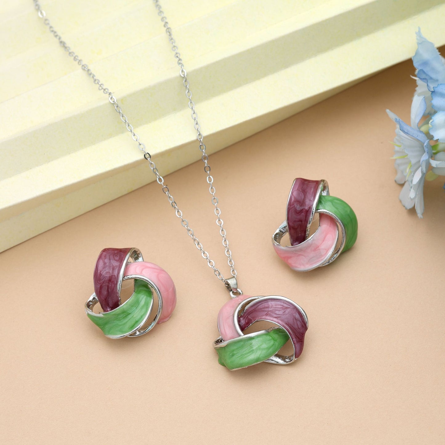 Grünes Meena Work Anti-Tarnish Halsketten-Set mit traditionellem kulturellem Design