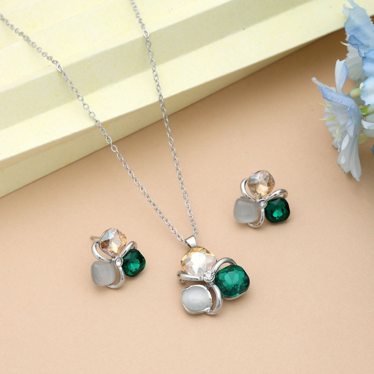 Grün-goldenes, anlaufgeschütztes Halsketten-Set mit königlich-traditionell inspirierter Oberfläche