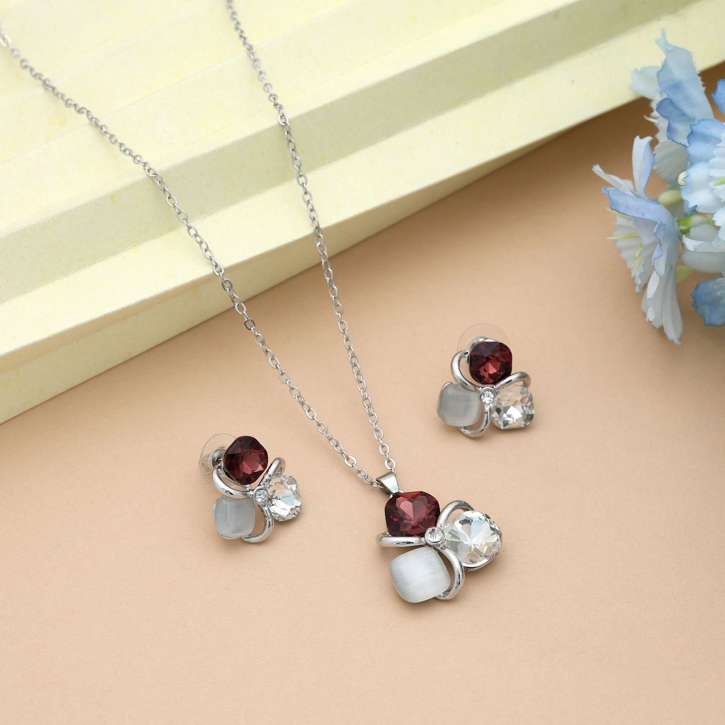 Lila Anti-Tarnish-Halskettenset mit elegantem, zeitgenössischem Schmuckdesign