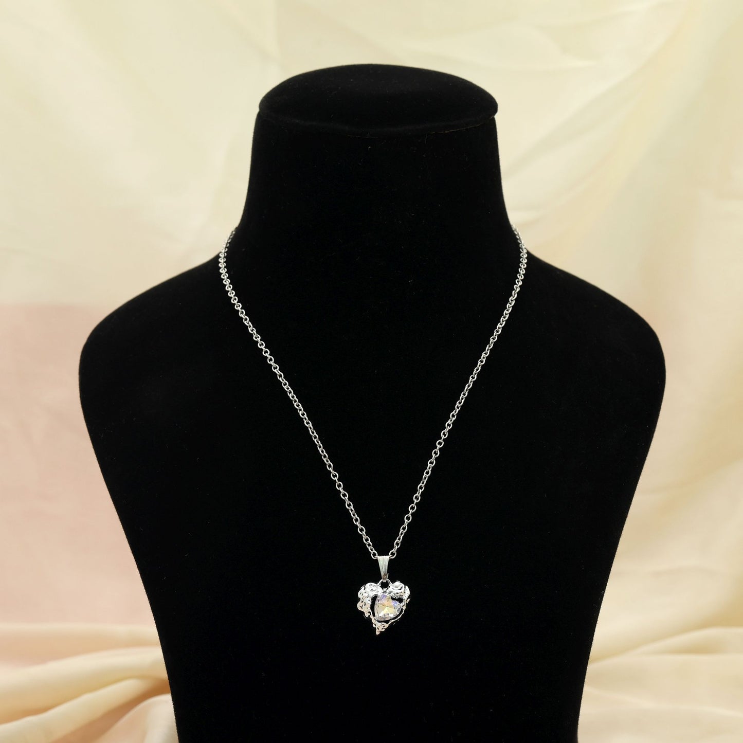 Silberfarbene herzförmige anlaufgeschützte Halskette Minimalistisch Elegante Liebesmotiv-Schmuck