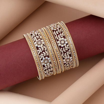 Stilvolles, goldfarbenes 6er-Set Armreifen-Kombination mit aufwendigen Designdetails