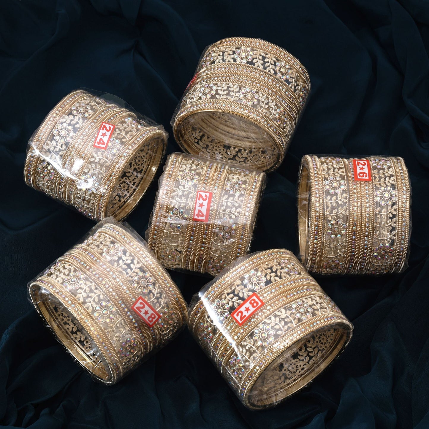 Stilvolles, goldfarbenes 6er-Set Armreifen-Kombination mit aufwendigen Designdetails