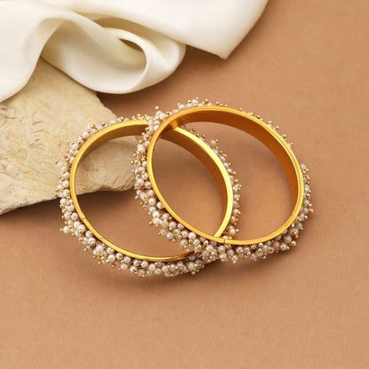 Luxuriöses, goldfarbenes Set mit 12 Armreifen, ideal für Braut- und ethnische Anlässe