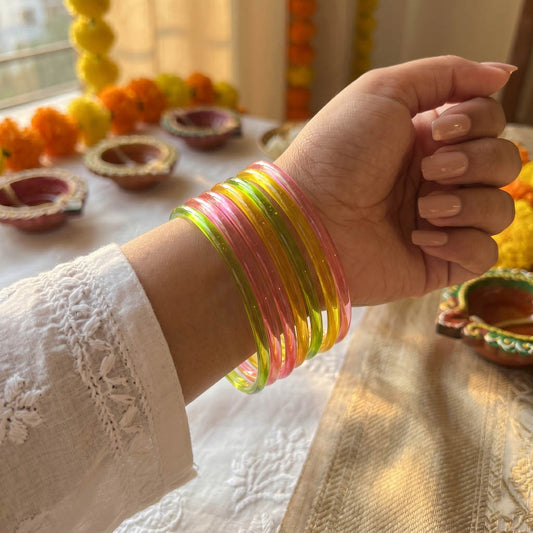 Sortiertes Farbiges 4er Set Glasarmreifen (1 Set à 2.4, 2 Sets à 2.6, 1 Set à 2.8) (FNFB205CMB)