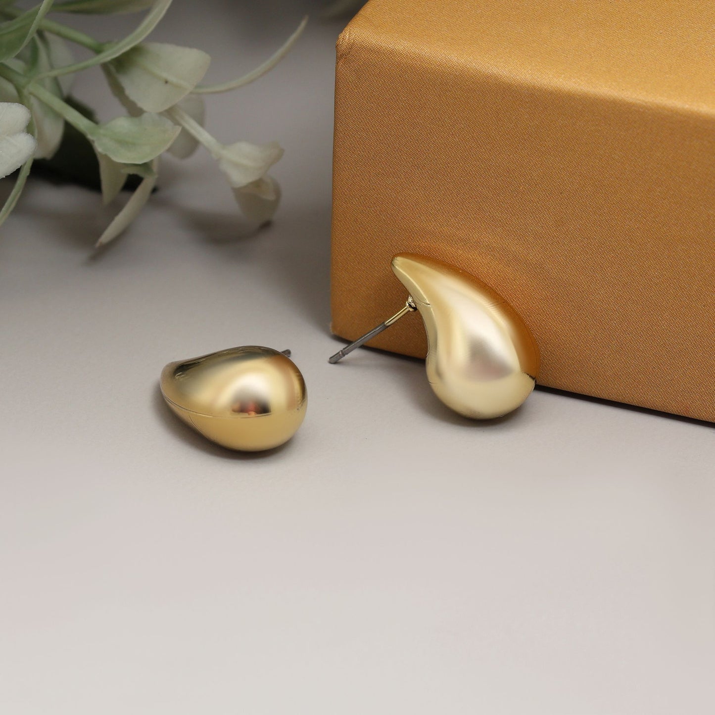 Stilvolle, goldfarbene, 12 Paar modische Ohrringe für Brautmode und Partyanlässe