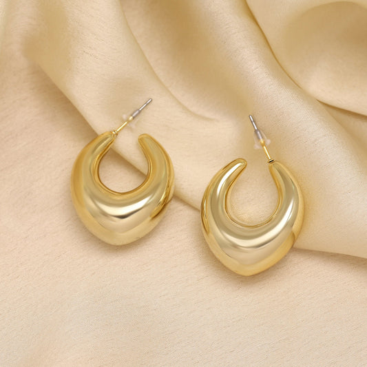 Modische Ohrringe in königlicher Goldfarbe mit Designer-Handwerkskunst für elegante Festtagskleidung