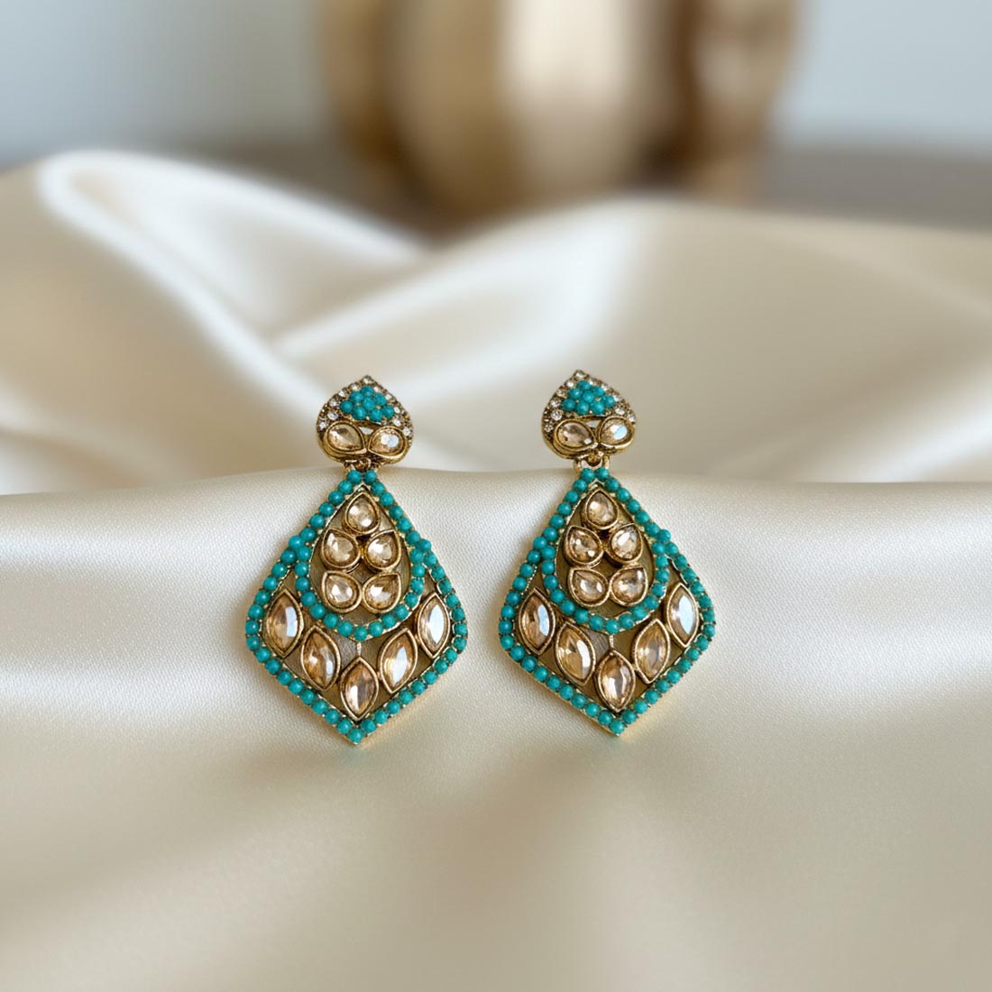 Modische Ohrringe in Firozi-Farbe mit auffälligem American-Diamond-Ohrring-Design