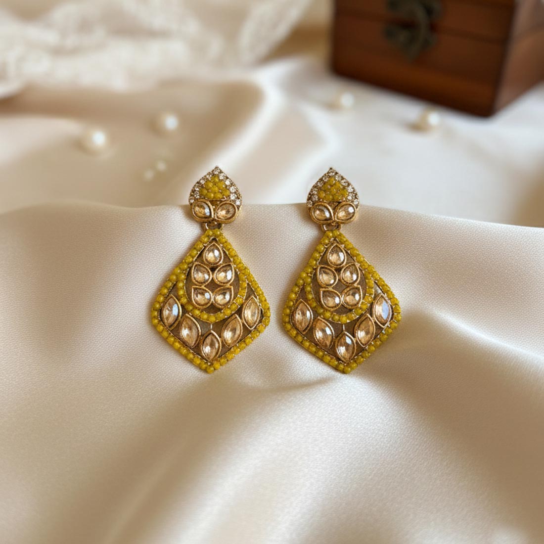 Gelbfarbene Modeohrringe mit modernem amerikanischen Diamant-Ohrring-Appeal
