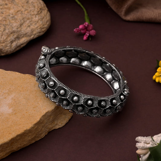 Stilvolles, silberfarbenes, oxidiertes, zu öffnendes Armband für ethnische und festliche Kleidung