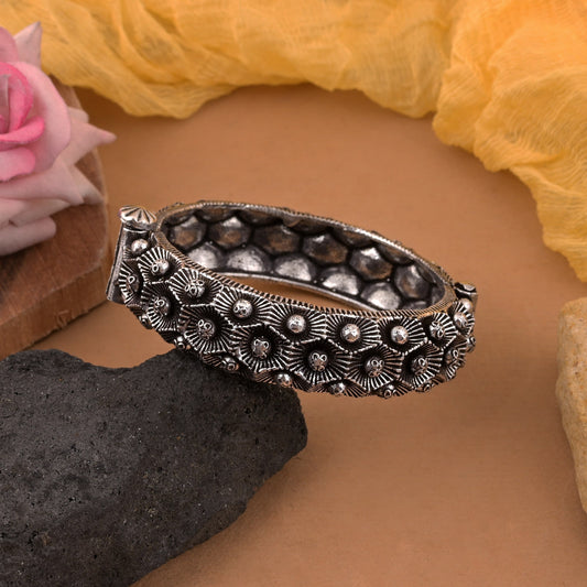 Stilvolles, silberfarbenes, oxidiertes, zu öffnendes Armband für ethnische und festliche Kleidung