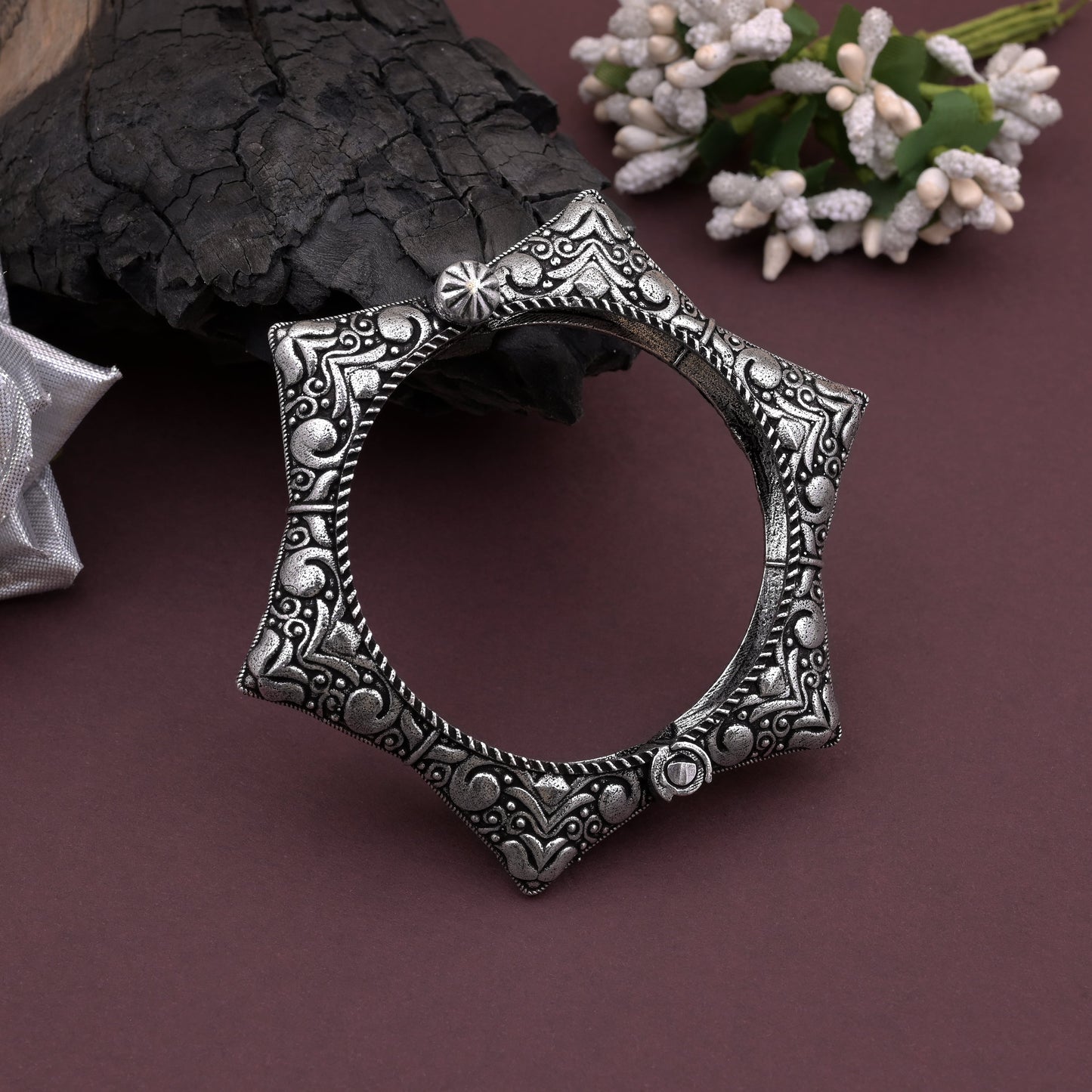 Atemberaubendes, silberfarbenes, oxidiertes Armband zum Öffnen, ideal als Geschenk oder für den persönlichen Gebrauch