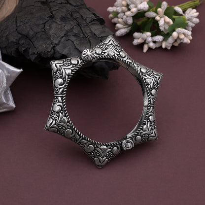 Atemberaubendes, silberfarbenes, oxidiertes Armband zum Öffnen, ideal als Geschenk oder für den persönlichen Gebrauch