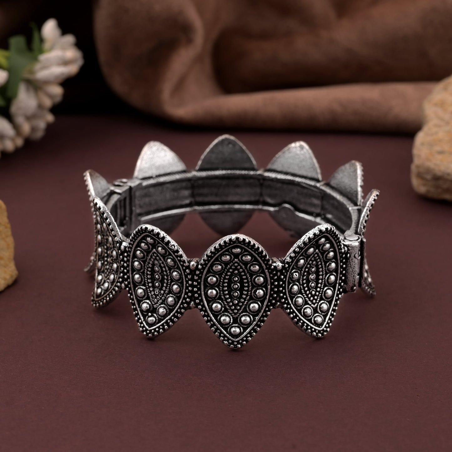 Silberfarbenes, oxidiertes, zu öffnendes Armband mit traditioneller indischer Handwerkskunst