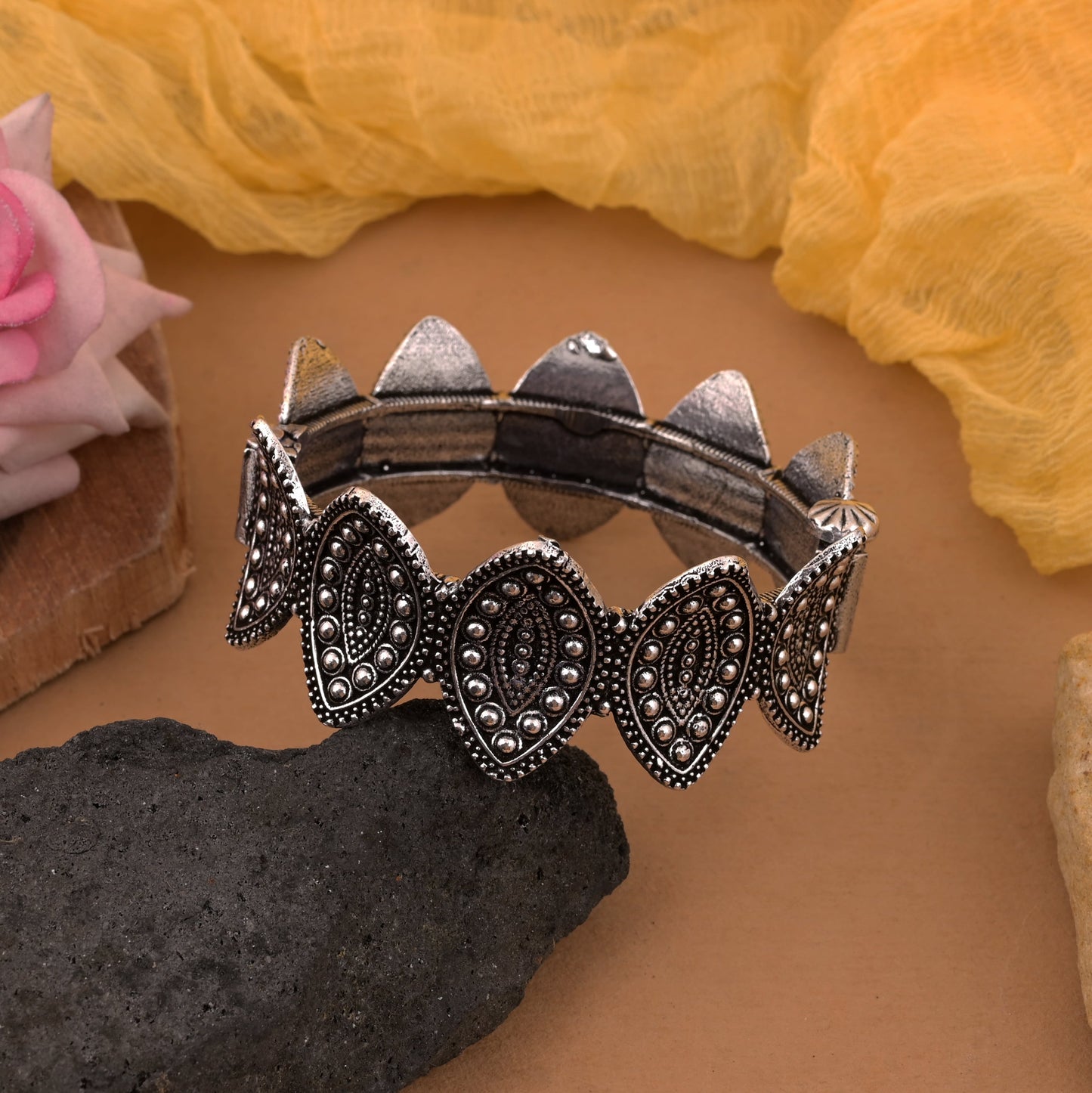 Silberfarbenes, oxidiertes, zu öffnendes Armband mit traditioneller indischer Handwerkskunst