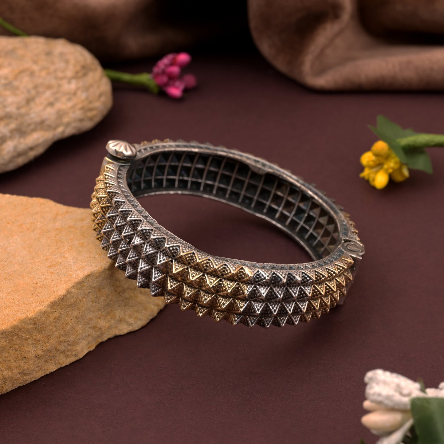 Handgefertigtes, zweifarbiges, oxidiertes Armband zum Öffnen in Gold und Silber mit auffälligem Look