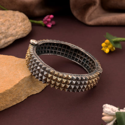 Handgefertigtes, zweifarbiges, oxidiertes Armband zum Öffnen in Gold und Silber mit auffälligem Look