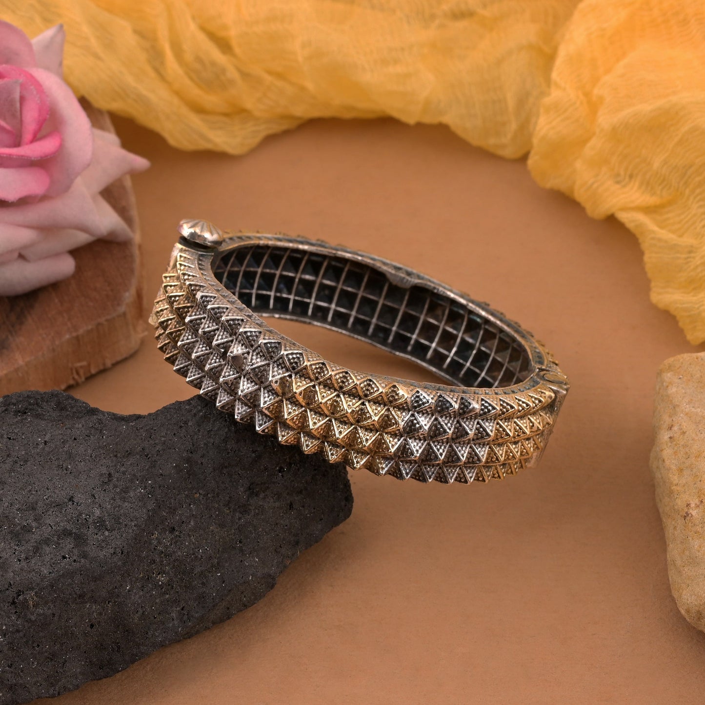 Handgefertigtes, zweifarbiges, oxidiertes Armband zum Öffnen in Gold und Silber mit auffälligem Look