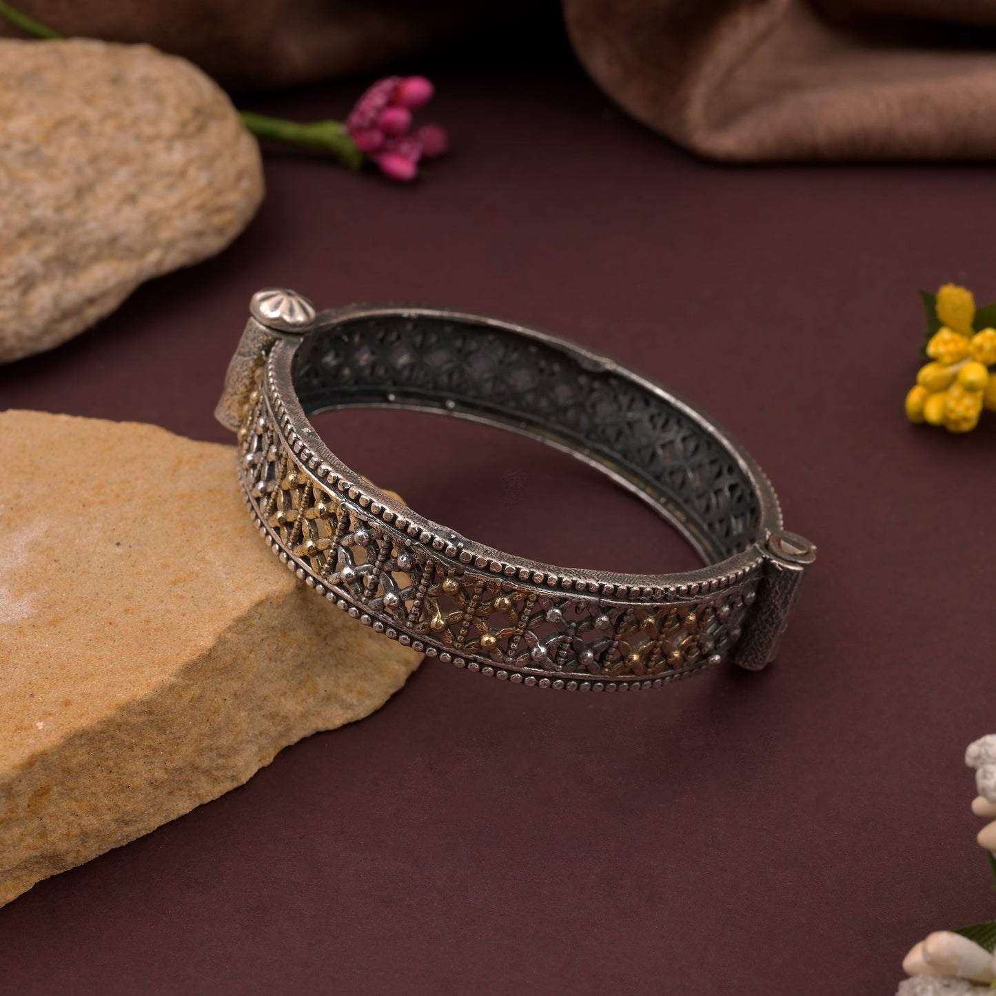 Gold- und silberfarbenes, zweifarbiges, oxidiertes, zu öffnendes Armband mit traditionellen Motiven