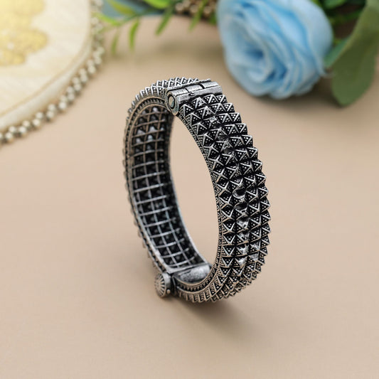 Elegantes, silberfarbenes, oxidiertes, aufklappbares Armband mit traditionellem, oxidiertem, ethnischem Schmuckdesign