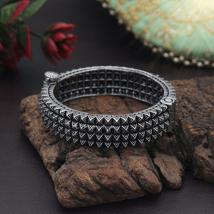 Elegantes, silberfarbenes, oxidiertes, aufklappbares Armband mit traditionellem, oxidiertem, ethnischem Schmuckdesign
