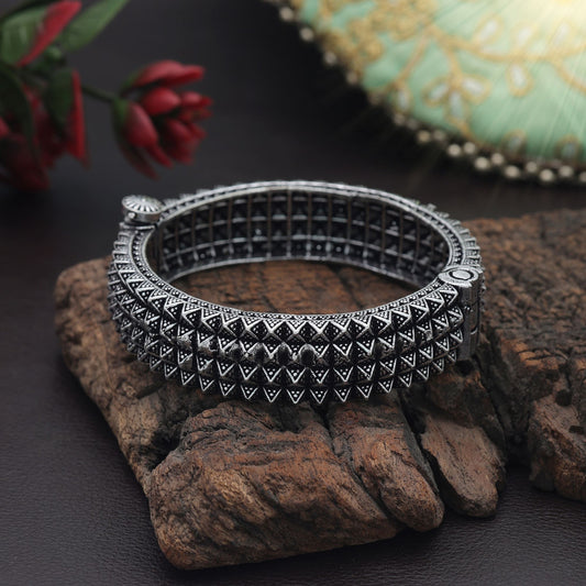 Elegantes, silberfarbenes, oxidiertes, aufklappbares Armband mit traditionellem, oxidiertem, ethnischem Schmuckdesign
