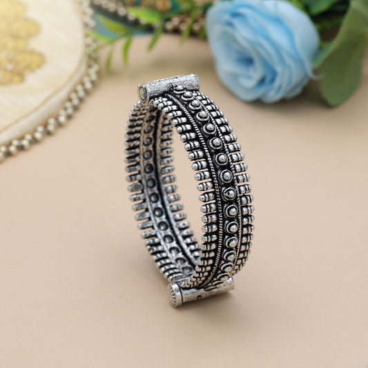 Stilvolles, silberfarbenes, oxidiertes, aufklappbares Armband für Damen – tägliche Mode-Schmuckkollektion