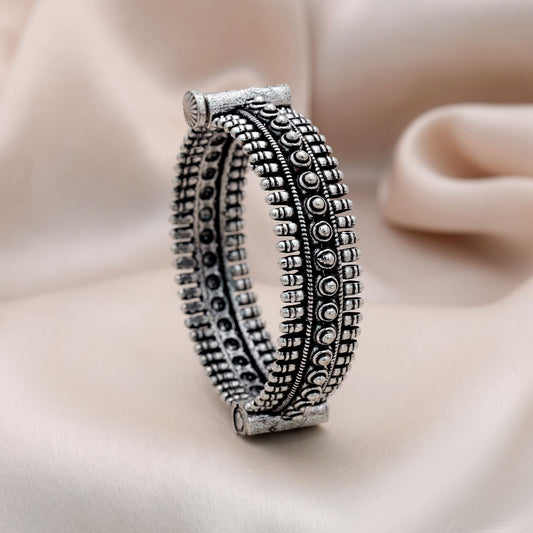 Stilvolles, silberfarbenes, oxidiertes, aufklappbares Armband für Damen – tägliche Mode-Schmuckkollektion