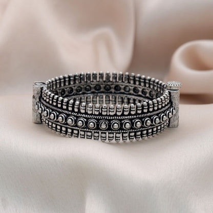 Stilvolles, silberfarbenes, oxidiertes, aufklappbares Armband für Damen – tägliche Mode-Schmuckkollektion