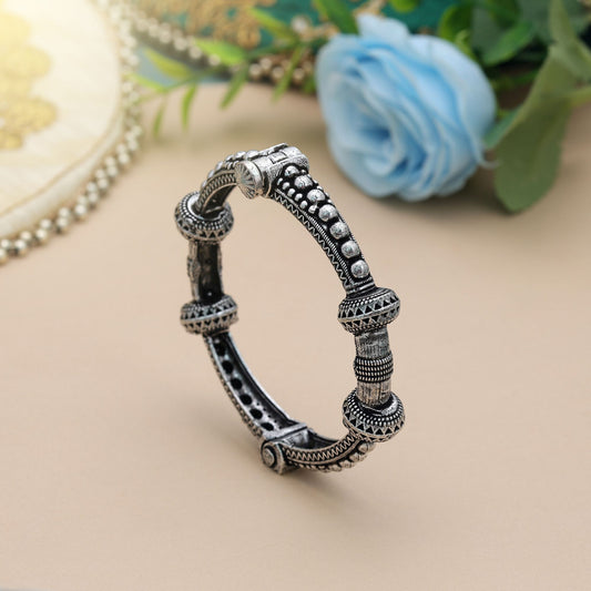 Anmutiges, silberfarbenes, oxidiertes Armband zum Öffnen für traditionellen, ethnischen Party-Look