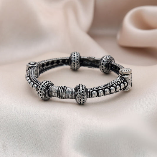 Anmutiges, silberfarbenes, oxidiertes Armband zum Öffnen für traditionellen, ethnischen Party-Look