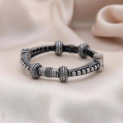 Anmutiges, silberfarbenes, oxidiertes Armband zum Öffnen für traditionellen, ethnischen Party-Look