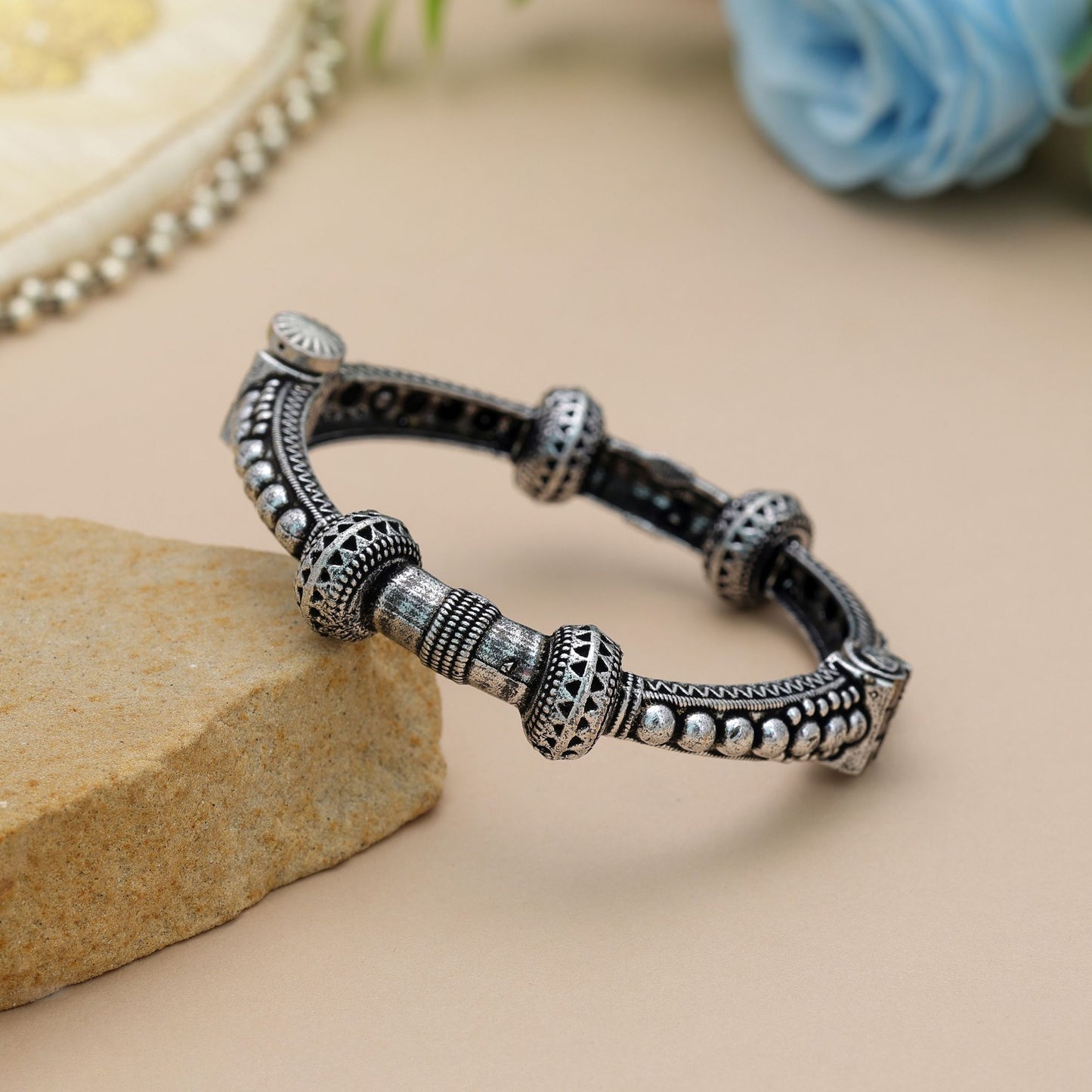 Anmutiges, silberfarbenes, oxidiertes Armband zum Öffnen für traditionellen, ethnischen Party-Look