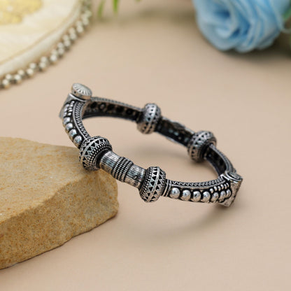 Anmutiges, silberfarbenes, oxidiertes Armband zum Öffnen für traditionellen, ethnischen Party-Look
