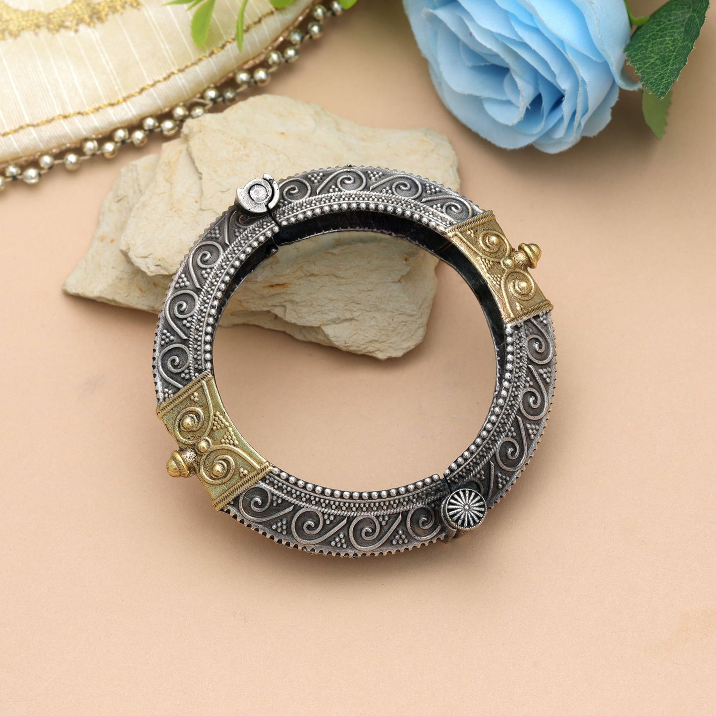Elegantes gold- und silberfarbenes zweifarbiges oxidiertes Armband zum Öffnen für festliche Anlässe und Mode