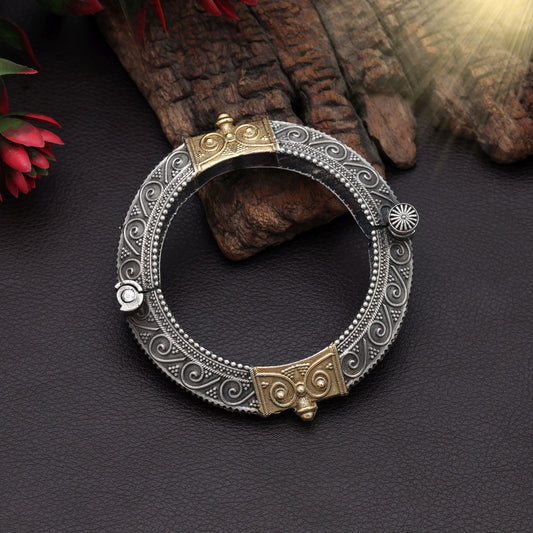 Elegantes gold- und silberfarbenes zweifarbiges oxidiertes Armband zum Öffnen für festliche Anlässe und Mode