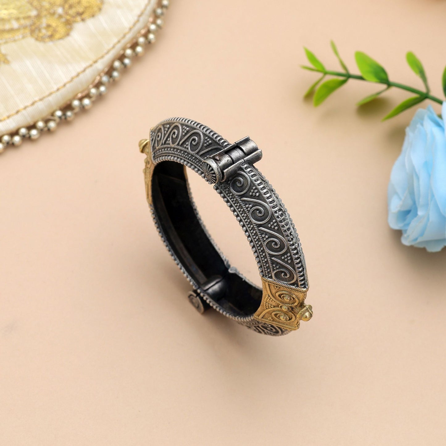 Elegantes gold- und silberfarbenes zweifarbiges oxidiertes Armband zum Öffnen für festliche Anlässe und Mode