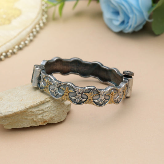 Stilvolles gold- und silberfarbenes, zweifarbiges, oxidiertes, aufklappbares Armband im traditionellen Tribal-Finish-Stil