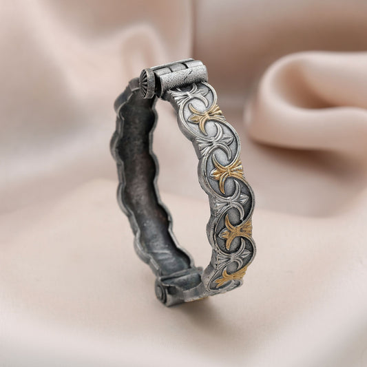 Stilvolles gold- und silberfarbenes, zweifarbiges, oxidiertes, aufklappbares Armband im traditionellen Tribal-Finish-Stil