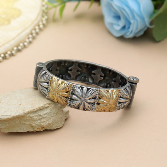 Wunderschönes, zweifarbiges, oxidiertes Armband in Gold- und Silberfarben mit ethnischer Schmuckkunst-Design